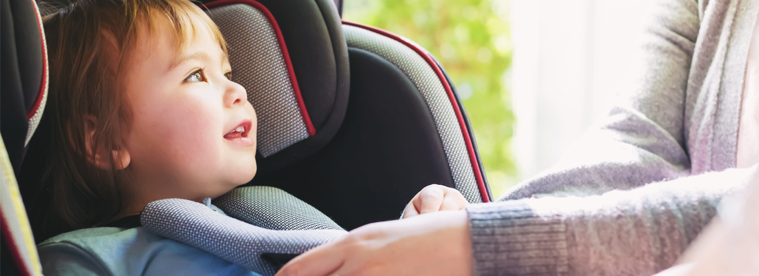 Bambina-su-seggiolino-auto_1099X400