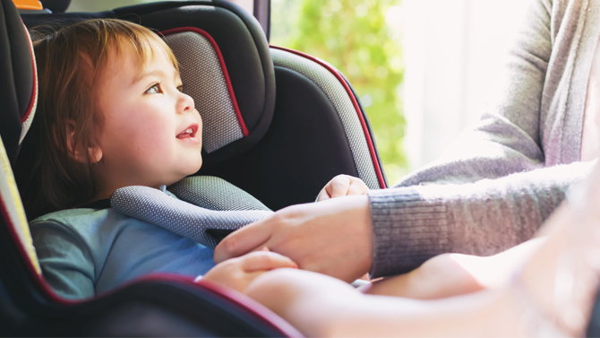 Bambina-su-seggiolino-auto_670X377